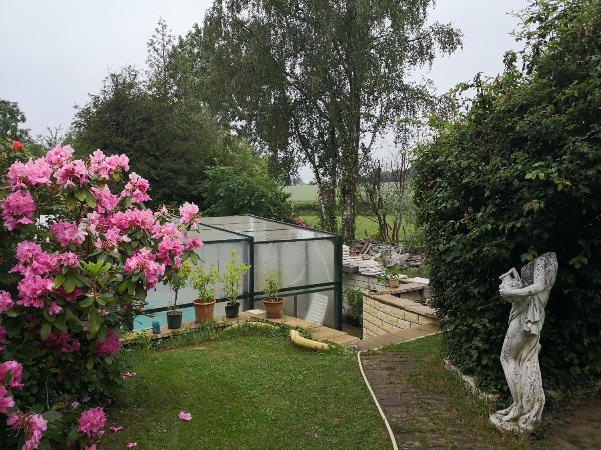 Au Jardin Fleuri Bed & Breakfast Secondigny Exterior foto