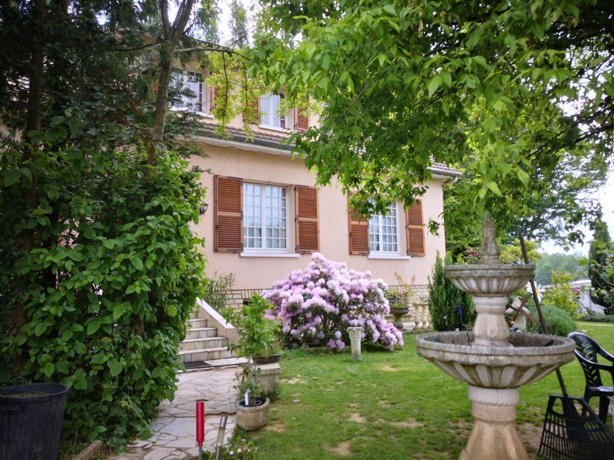 Au Jardin Fleuri Bed & Breakfast Secondigny Exterior foto