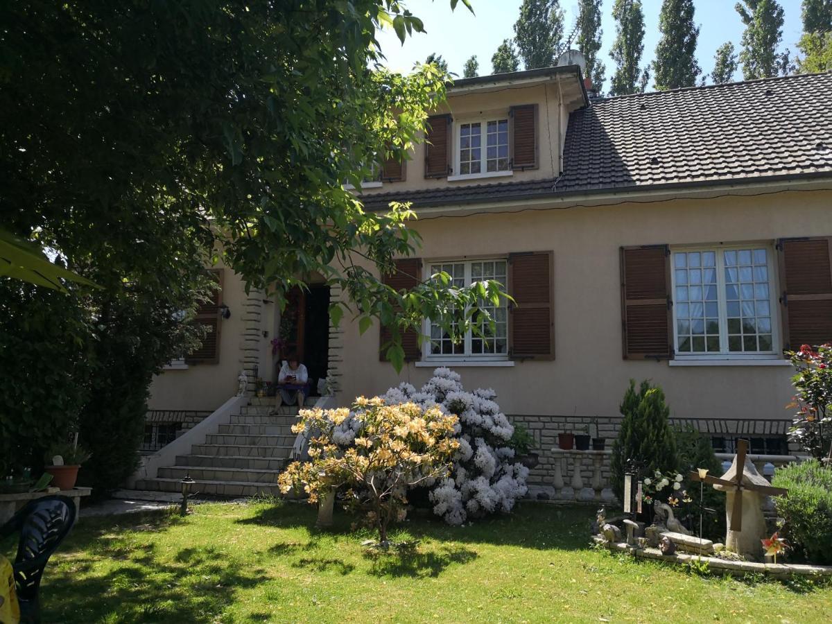 Au Jardin Fleuri Bed & Breakfast Secondigny Exterior foto