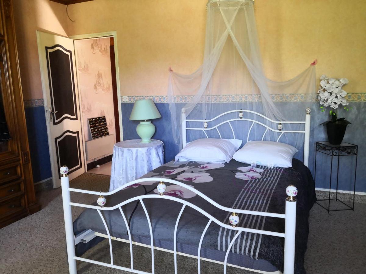 Au Jardin Fleuri Bed & Breakfast Secondigny Cameră foto