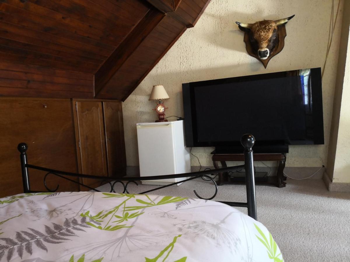 Au Jardin Fleuri Bed & Breakfast Secondigny Exterior foto