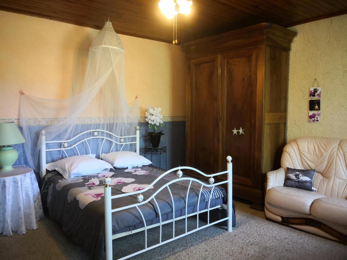 Au Jardin Fleuri Bed & Breakfast Secondigny Exterior foto